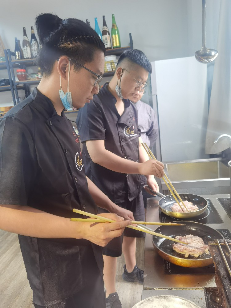 日式烧鸟摆摊可以销售以下几种产品：